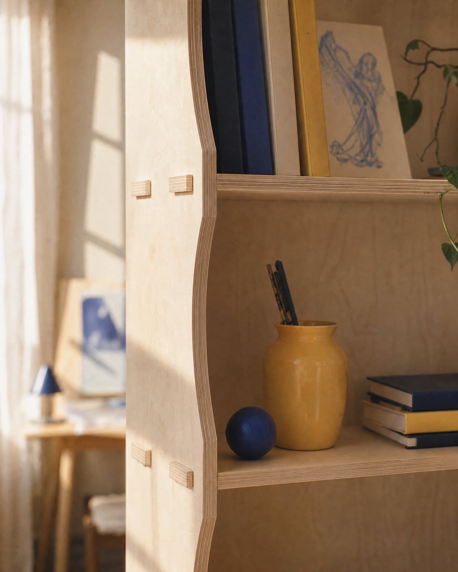 Image générée par IA : une case de Bübliondul de près, un vase jaune et une sphère bleue sur la tablette, les bouts de tenons sur le flanc ondulé